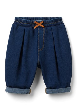 Pantalones cortos azul marino hechos de un material similar al denim, con un diseño plisado, cintura elástica y un lazo marrón como detalle. Dobladillo enrollado en el borde.