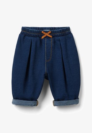 Marineblaue Shorts aus denimähnlichem Material mit plissiertem Design, elastischem Bund und einer braunen Schleife als Akzent. Umgeschlagene Säume am Beinabschluss.
