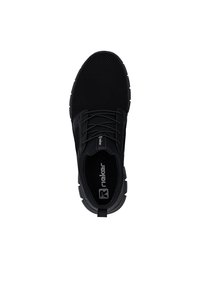 Baskets de sport noires avec tige en mesh, fermeture à lacets, semelle intérieure de marque et semelle en caoutchouc segmentée, vue de dessus sur fond blanc.