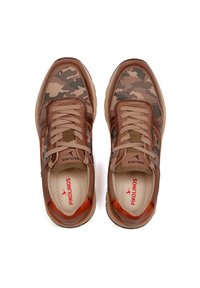 Zapatillas de camuflaje marrón con detalles de malla y cuero. Presentan cordones beige y un collar acolchado con un logo rojo en el interior. Suela de goma.