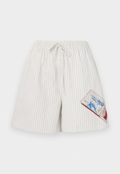 Hvite bomullsshorts med vertikale blå striper, elastisk midje og snor. Har et fargerikt grafisk merke på venstre lår.