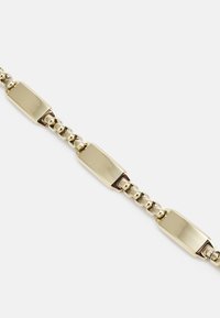 Bracciale in tonalità oro caratterizzato da anelli piatti rettangolari alternati e segmenti di catena circolari, con una finitura lucida e una texture liscia.