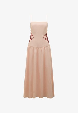 Vestido cor-de-rosa pálido com alças finas, corpete justo e detalhes em bordado cor de vinho nas laterais. Saia godê com detalhes franzidos.