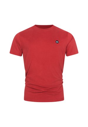 Rotes Baumwoll-T-Shirt mit kurzen Ärmeln, Rundhalsausschnitt und einem kleinen schwarzen Logo auf der linken Brust. Glatte Textur, klassischer Schnitt.