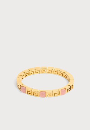 Goldenes Armband mit sich wiederholenden geometrischen griechischen Schlüsselmustern und rosafarbenen quadratischen Edelsteinen, die gleichmäßig verteilt sind.