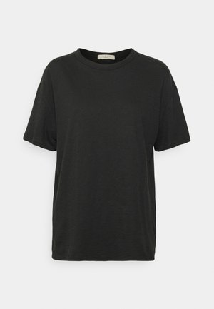 Tricou negru cu mânecă scurtă, realizat dintr-un material ușor, cu guler tip crew și o croială lejeră, având o suprafață ușor texturată.
