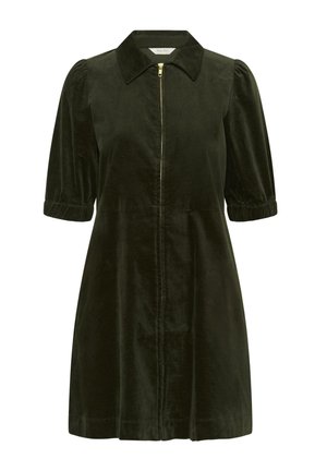 Sötétzöld bársonydressz rövid puffujjakkal, elöl arany cipzárral és klasszikus gallérral, térd hosszúságú és enyhén bővülő.