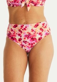 Högmidjad bikiniunderdel med ett rosa blommönster, som har varierande nyanser av rosa och röda blommor med vita detaljer på en pastellbakgrund.