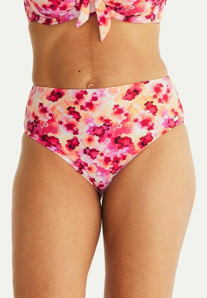 Högmidjad bikiniunderdel med ett rosa blommönster, som har varierande nyanser av rosa och röda blommor med vita detaljer på en pastellbakgrund.