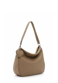 Sac en cuir beige à effet slouch avec une seule sangle, présente une étiquette en forme de cœur, une texture douce et un branding subtil à l'avant.