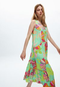 adL V NECK PATTERNED LONG  - Freizeitkleid - patterned nile green