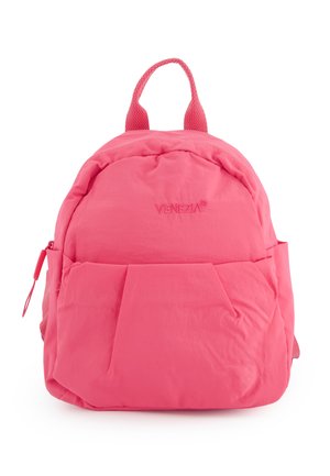 Lille lyserød rygsæk med en frontlomme, topgreb, sidelomme med lynlås og præget "VENEZIA"-logo på forsiden.