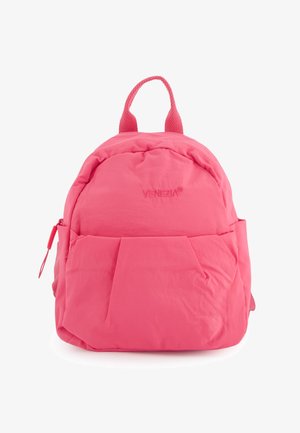 Malý růžový batoh s přední kapsou, horním uchycením, bočním zipem a vyraženým logem "VENEZIA" na přední straně.