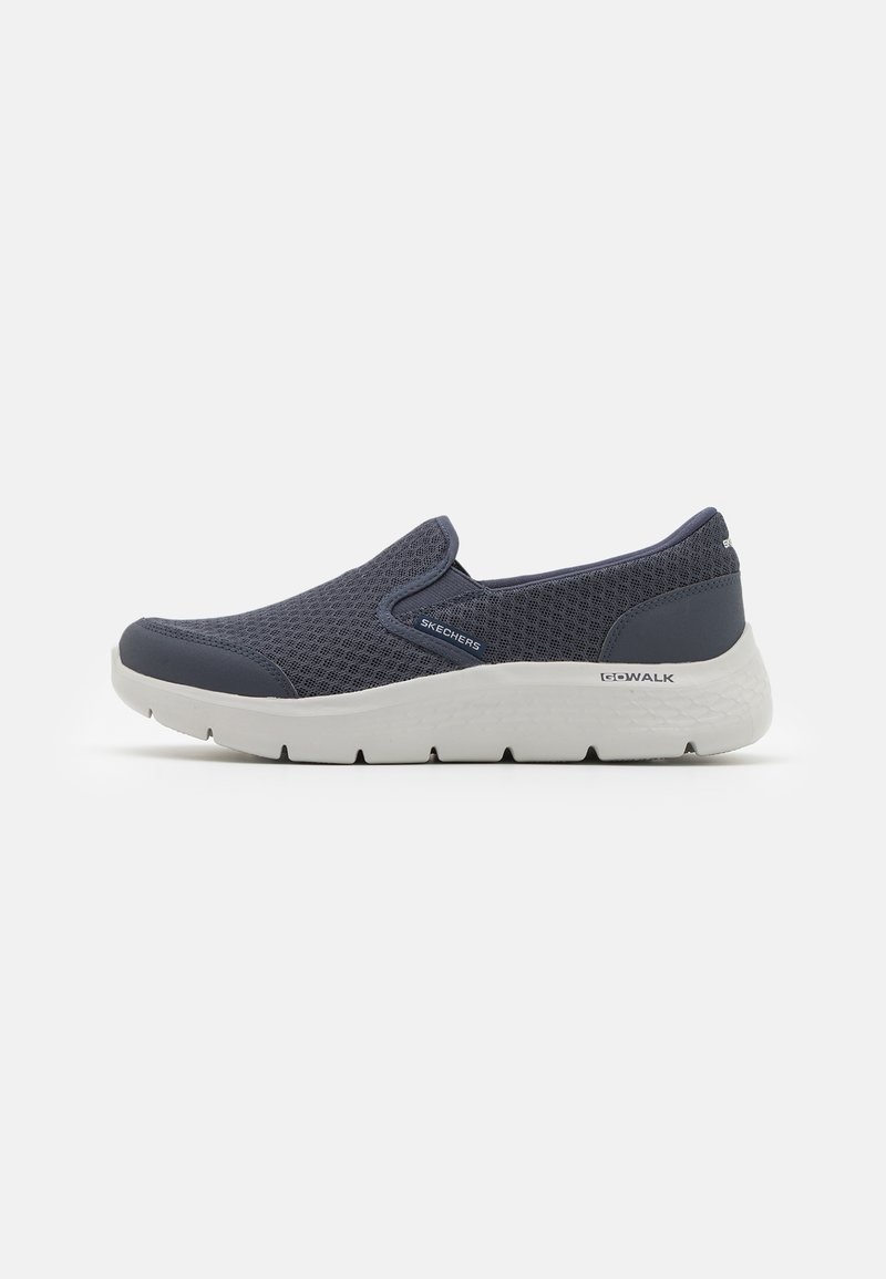 Skechers instapschoenen met een marineblauw mesh bovenwerk, een gewatteerde witte zool, een ronde neus en subtiele branding aan de zijkant.