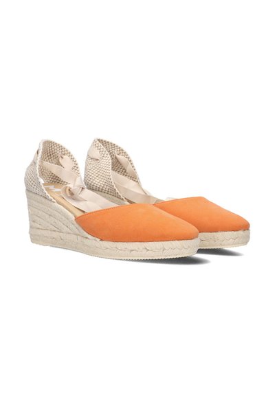 Oranje suède espadrille-wedges met geweven beige banden, voorzien van een touwachtige plateauzool, puntige neusontwerp en een gladde textuur.