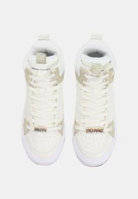 Sneakers bianchi alte con accenti metallici dorati, dotati di dettagli perforati, lacci piatti e tessuto texture sulla parte superiore.