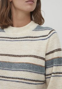 Strickpullover in Creme mit horizontalen Streifen in Blau, Braun und Grau. Besitzt einen gerippten Rundhalsausschnitt und strukturiertes Garn.