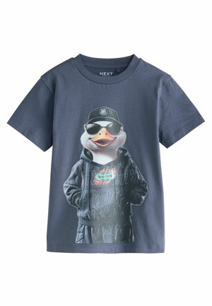 Mørkeblå bomuld t-shirt med et grafisk motiv af en and i solbriller, iført en sort hættetrøje med "New York" design og graffiti-agtige accenter.