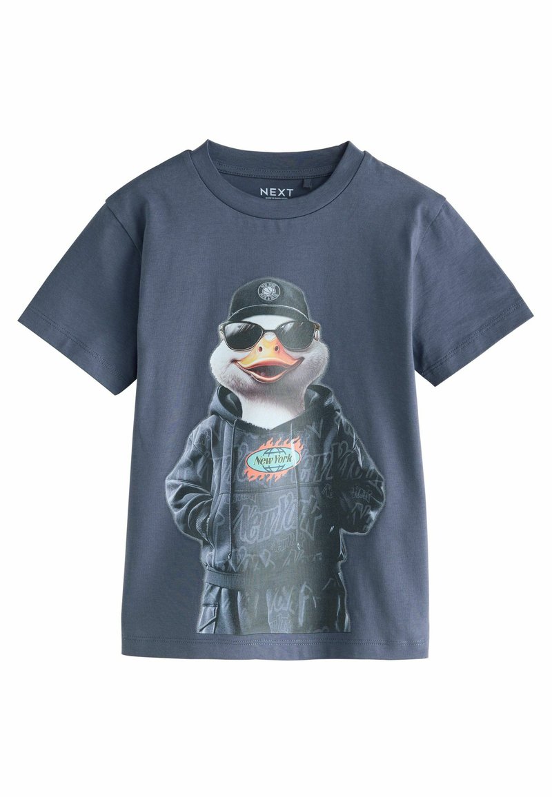 Mörkblå bomullströja med en grafik av en anka i solglasögon, iklädd en svart hoodie med "New York"-design och graffiti-inspirerade detaljer.