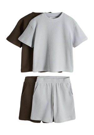 Zwei Sets aus geripptem Strick-Loungewear: ein graues Kurzarmoberteil mit passenden Shorts und ein braunes Kurzarmoberteil mit passenden Shorts, die dahinter geschichtet sind.