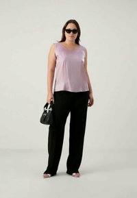 Top sem mangas lilás claro, calças largas pretas, mala preta e óculos de sol pretos. Textura suave com um design fluido e detalhes mínimos.