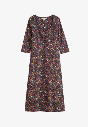 Kwiatowa sukienka na ciemnym tle, z żywymi kolorami takimi jak różowy, pomarańczowy i biały. Długie rękawy, okrągły dekolt, szczegół marszczonego przodu.