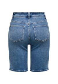 Gaiši zili džinsa šorti ar klasisku piegriezumu, piecas kabatas, vidējas augstuma josta un smalka izbalēšana audumā.