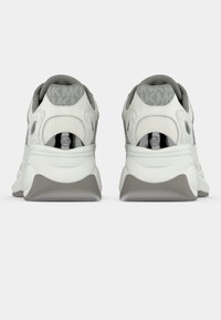 Λευκά αθλητικά παπούτσια με γκρι λεπτομέρειες, υφασμάτινη υφή, στρογγυλεμένο σχήμα και ανακλαστική λεπτομέρεια στη φτέρνα με λογότυπο στο πίσω μέρος.