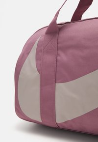 Nike Sportswear GYM CLUB UNISEX - Sportväska - plum dust/plum dust/platinum violet