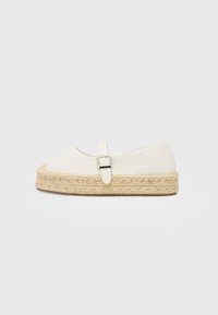 Hvide lærred espadriller med en sål af jute-reb, der har en spænde rem over vristen og en rund tå med en kontrasterende beige cap.