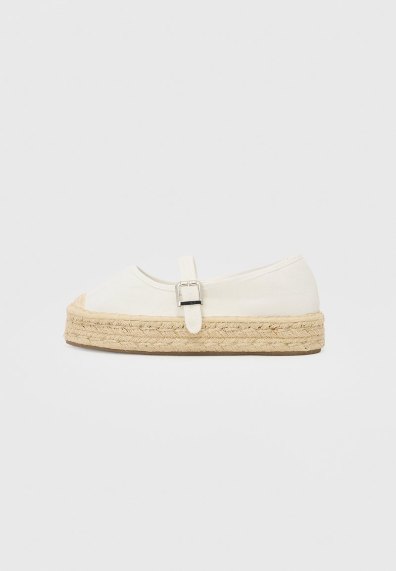 Hvide lærred espadriller med en sål af jute-reb, der har en spænde rem over vristen og en rund tå med en kontrasterende beige cap.