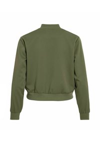 Olivgrüne Bomberjacke, weicher Stoff, gerippter Kragen und Bündchen, taillierte Form, saubere Verarbeitung ohne sichtbare Beschläge oder Verzierungen.
