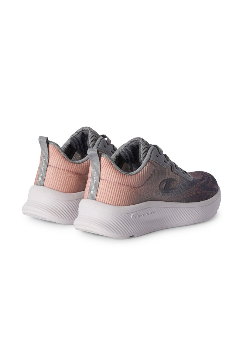 Par de zapatillas deportivas grises y rosas con suelas blancas, con diseño de cordones y parte superior de tejido texturizado, vistas desde atrás y de lado.