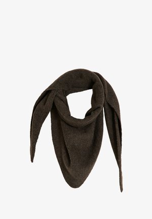 Écharpe tricotée triangulaire marron foncé pliée avec deux longues extrémités pendantes sur un fond blanc.