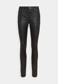 Jeans ajustados negros de denim brillante, con un diseño de cinco bolsillos, cierre de botón y cremallera, y detalles de costura sutiles.