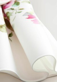Next REGULAR FIT-SLEEVELESS FLORAL - Vestido de cóctel - ecru white
