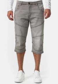 Svijetlosivi traper kratke hlače do koljena, sa slim fit krojem, horizontalnim šavnim detaljima i prebačenim rubom. Imaju prednje džepove.
