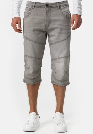 Svijetlosivi traper kratke hlače do koljena, sa slim fit krojem, horizontalnim šavnim detaljima i prebačenim rubom. Imaju prednje džepove.