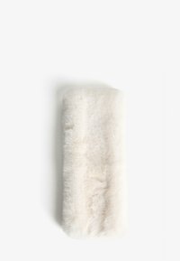 Écharpe ou châle rectangulaire en fausse fourrure blanche douce posé à plat sur un fond clair.