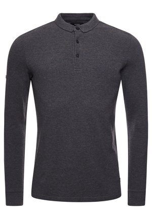 Ciemnoszara koszulka polo z długim rękawem, z trzema guzikami oraz małym kołnierzykiem stójkowym.