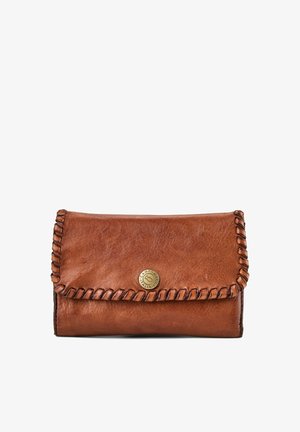 Braune Lederbrieftasche mit geflochtenen Rändern und einem runden Metallknopf, graviert mit "Campomaggi Italia" auf der Klappe.