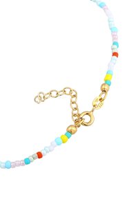 Farverig perlekæde med små pastelfarvede perler i pink, blå, grøn, gul og rød; guld hardware med en krabbe-lås og forlængerkæde.