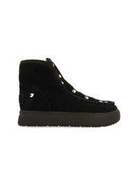 Zapatillas de gamuza negra de media altura con tachuelas doradas, suela negra gruesa y costuras decorativas a lo largo de las costuras, que presentan un parche con el logo en el lateral.
