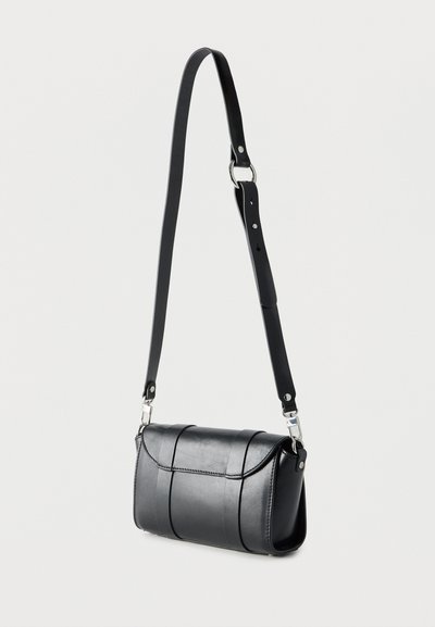 Μαύρη ορθογώνια δερμάτινη τσάντα ώμου με ρυθμιζόμενο ιμάντα και ασημένια μεταλλικά μέρη σε απλό ανοιχτό φόντο.