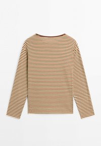 Bruin en beige gestreept shirt met lange mouwen en een ronde hals, plat gelegd met de achterkant naar boven.