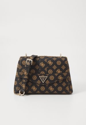 Bolso de mano negro con estampado, que presenta un logo dorado, correas de cadena y motivos geométricos. Hecho de material sintético con un diseño estructurado.