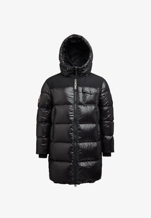 Cappotto invernale lungo imbottito nero con cappuccio, zip frontale, tasca sul petto con patta e logo sulla manica sinistra.