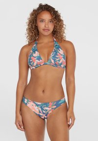 Gėlių bikini komplektas, kuriame yra trikampio formos palaidinė su kaklo juostele ir žemai nešamais apatiniais. Medžiaga turi lygų paviršių su ryškiai mėlynais, rožiniais ir žaliais raštais.