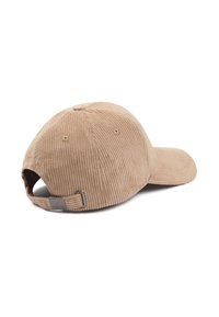 Beige corduroy pet met een gebogen klep en een verstelbare achterband, met verticale ribbels en een metalen accent op de band.