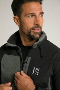 Giacca nera e grigia con collo alto, chiusura con zip e logo sul petto. Presenta un motivo testurizzato e stringhe regolabili.